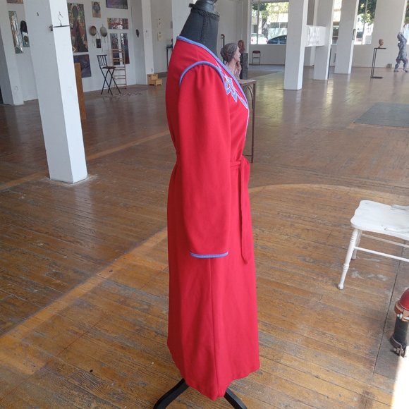 Red and blue embroidered patch work robe - Picture 6 of 8